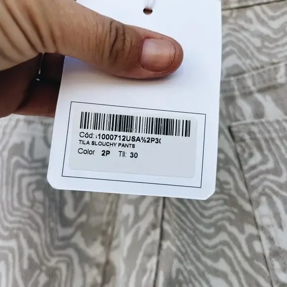 High-Rise Relaxed Cargo Pants — Beige Woodgrain - Picture 10 of 15